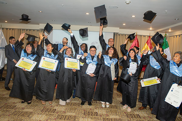 UNINI México realiza una ceremonia de entrega de diplomas a becados de ...