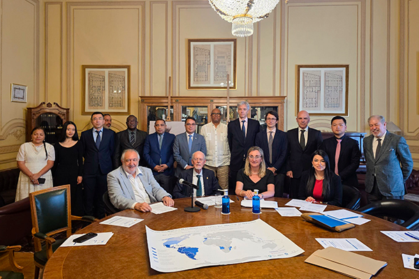 Organizadores, representantes diplomáticos, institucionales y académicos se reunieron en Madrid, España, para la presentación del VIII Foro Iberoamericano y de la Iberofonía