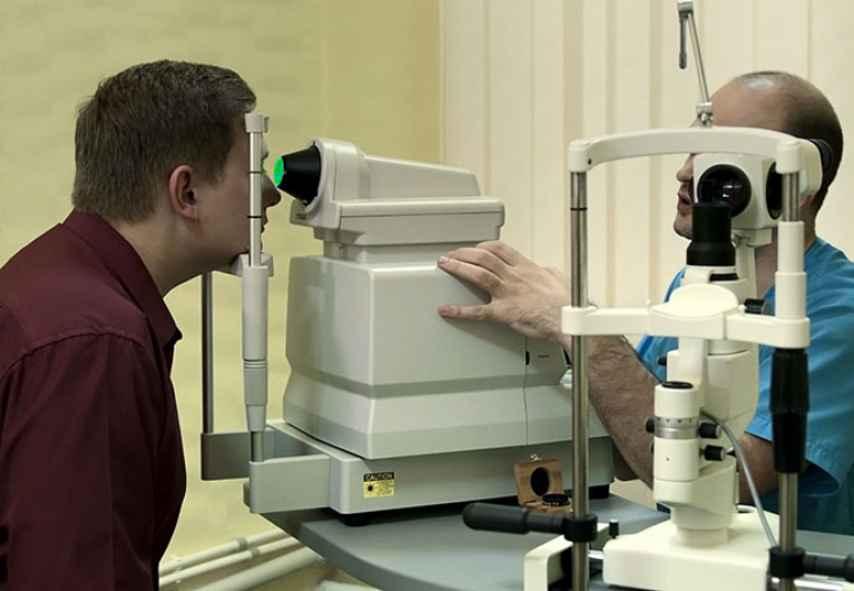 Joven siendo revisado por un oftalmólogo 