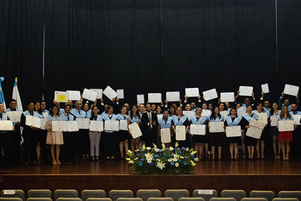 UNINI México participa en la décimo tercera entrega de títulos para becados por FUNIBER en Guatemala 