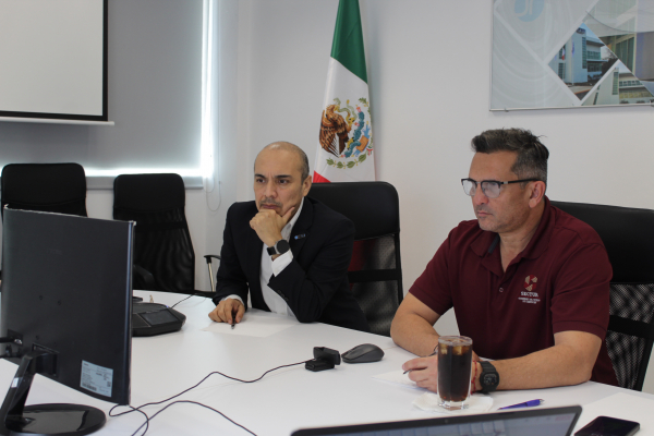 El Dr. Luis Dzul junto al Lic. Mauricio Arceo Piña.