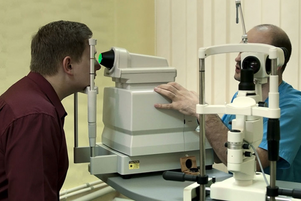 Joven siendo revisado por un oftalmólogo 