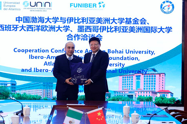 Rectores de ambas universidades en cooperación. 